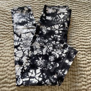 Lululemon- Shibori Luxtreme Wunder Unders - Size 8 - VEUC